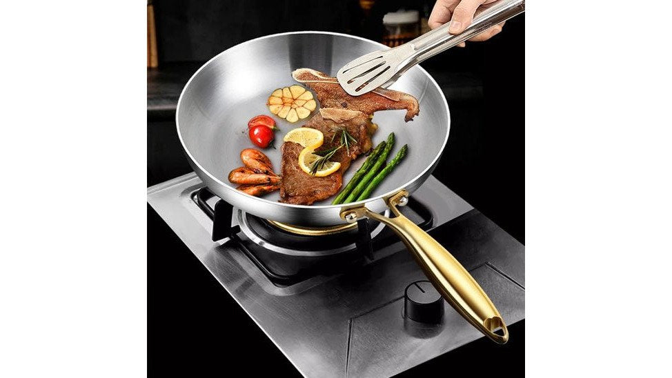 Poêle inox professionnelle vs poêle grand public : le comparatif